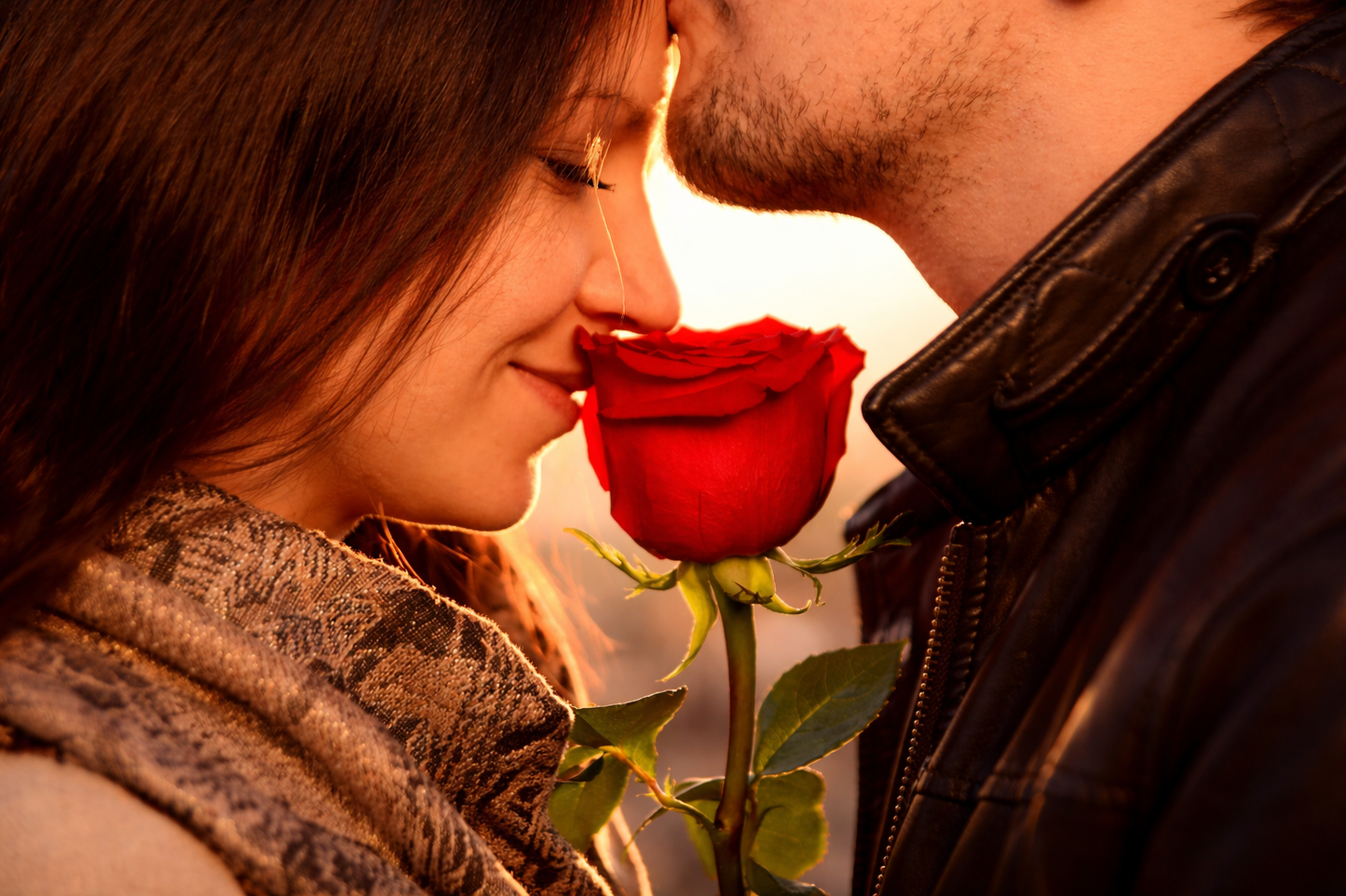 Collar de diseño con acabado dorado o plateado